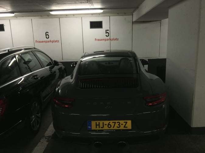 Porsche vrouwenparkeerplaats